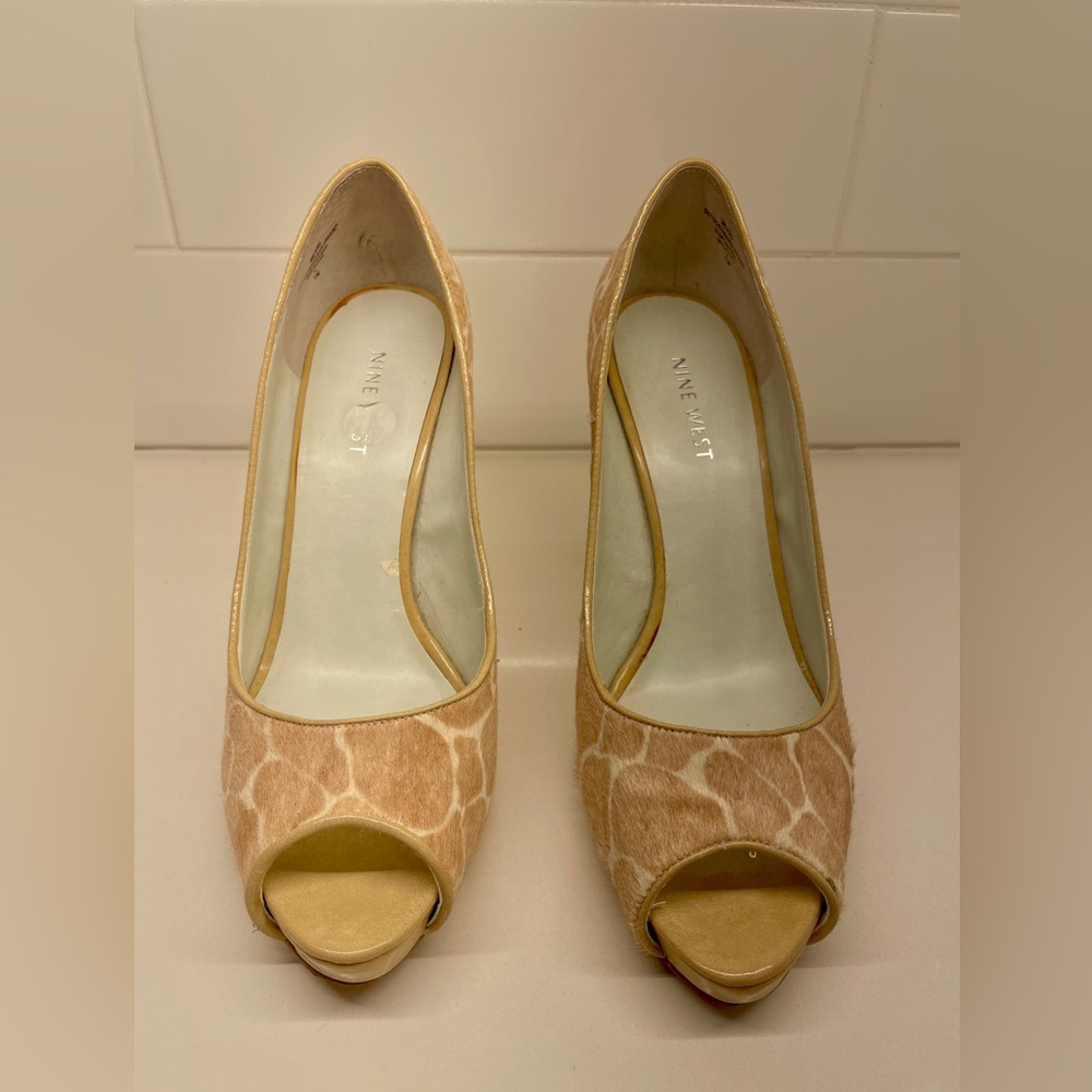 Women’s Nine West stiletto open toe cowhide shoe. Size 7 1/2. Beige & Brown